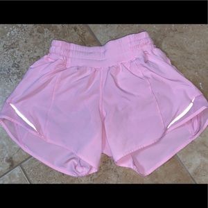 lululemon size 2 4inch light pink hotty hot short